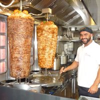 Mann mit zwei Kebabspießen